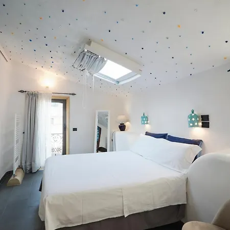 Upstairs - Skylight ليتشي