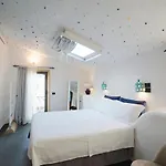 Upstairs - Skylight Λέτσε