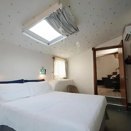 Upstairs - Skylight شقة *