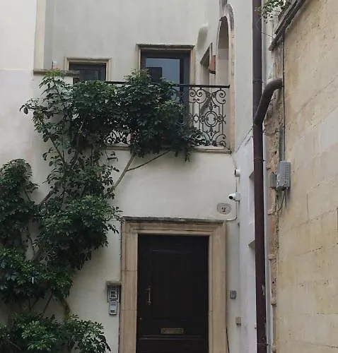 Upstairs - Skylight 아파트 *